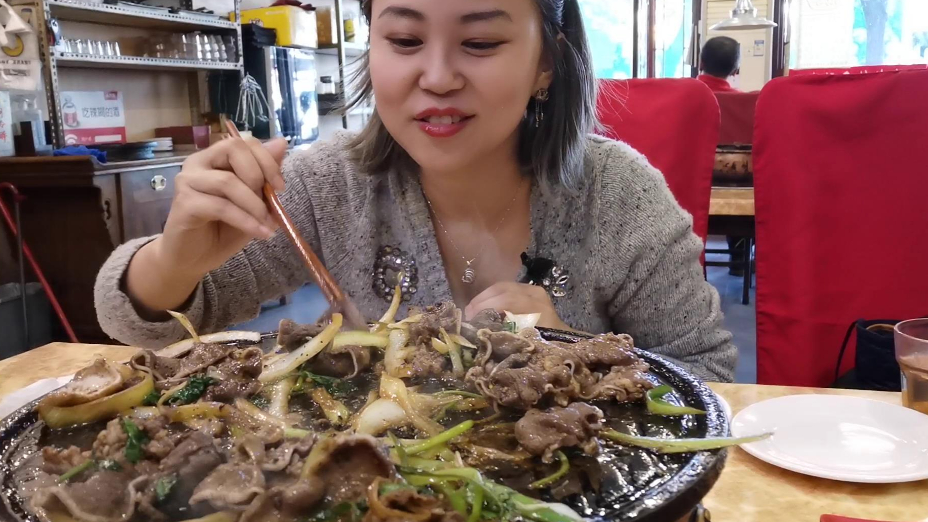 北京最传统的炙子烤肉,一盘肉48元,大口吃肉大口吃葱超豪放
